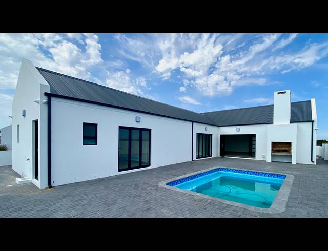 4 BEDROOM HOUSE FOR SALE IN BRITANNIA BAY